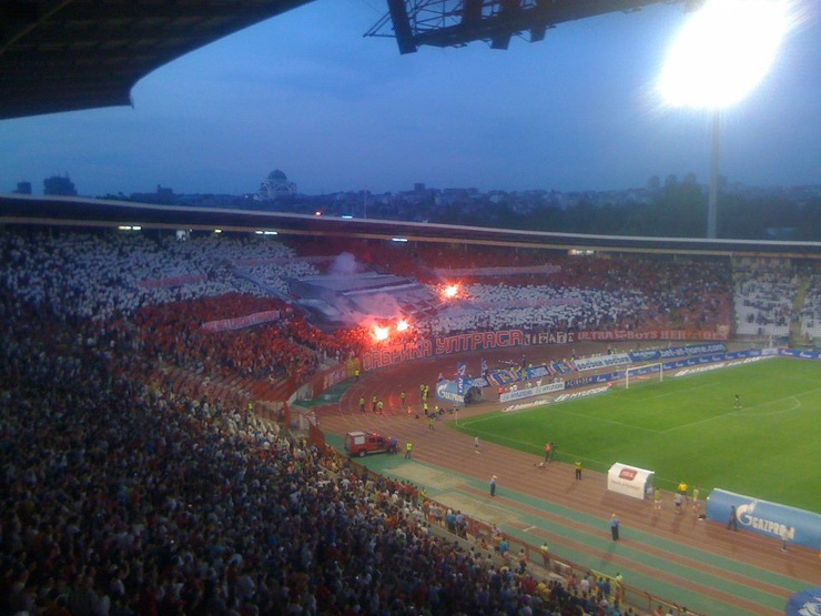 Fußballspiel oder pyrotechnisches Spektakel?