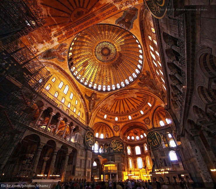 Construite au VIè siècle sous le mandat de l'Empereur Justinien, reconvertie en mosquée par les turcs aux XVè siècle... puis en musée par Atatürk au XXè