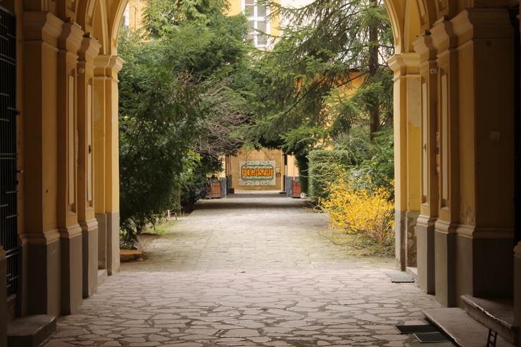 Un atrio nel quartiere ebraico di Budapest.