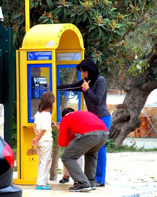 Dimanche matin, les familles albanaises appellent au pays depuis les téléphones publics