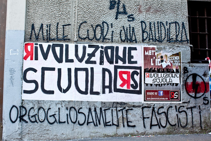 Ici, un slogan d'une équipe de football à caractère fasciste est peint sur les murs d'un théâtre aux alentours de la Piazza Vittorio. Il dit : "Mille coeurs pour un drapeau/Fascistes dans l'orgueil"