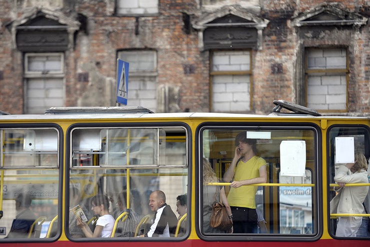 Quatre lignes de tramway ont été modernisées et 740 bus devraient être remplacés par de nouveaux véhicule. 
