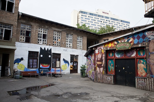 Este centro zagrebiense podría definirse entre un club cultural y una casa okupa.