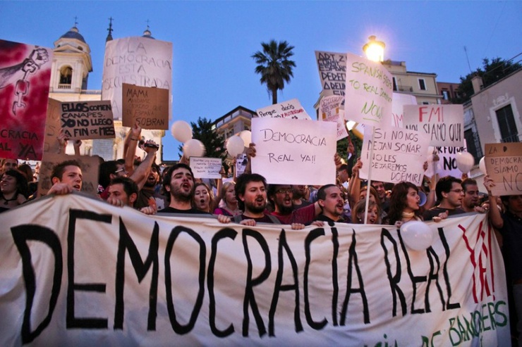 Le soutien italien est encore plus pressant que les slogans espagnols font écho à l'état dégradé de la politique italienne