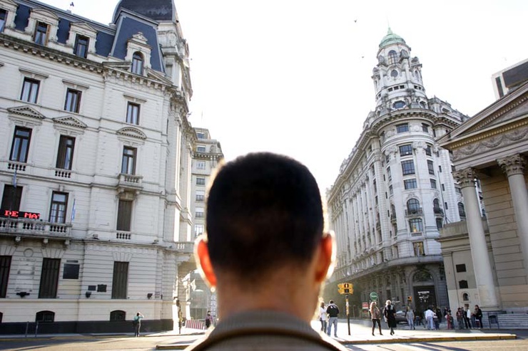 L’Argentina, terra di esiliati, dieci anni dopo il tracollo economico del 2001, torna protagonista di una migrazione al contrario, accogliendo sempre più ragazzi europei.