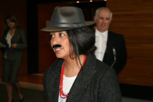 Devant le Président du Parlement européen Jerzy Buzek, elle a demandé avec 8 autres députées l'application de l'égalité de salaire hommes-femmes... avec une moustache 
