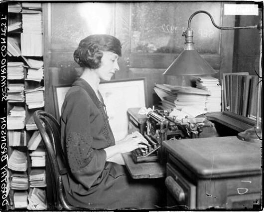 Dorothy Bronson, Reporterin bei der Chicago Daily News