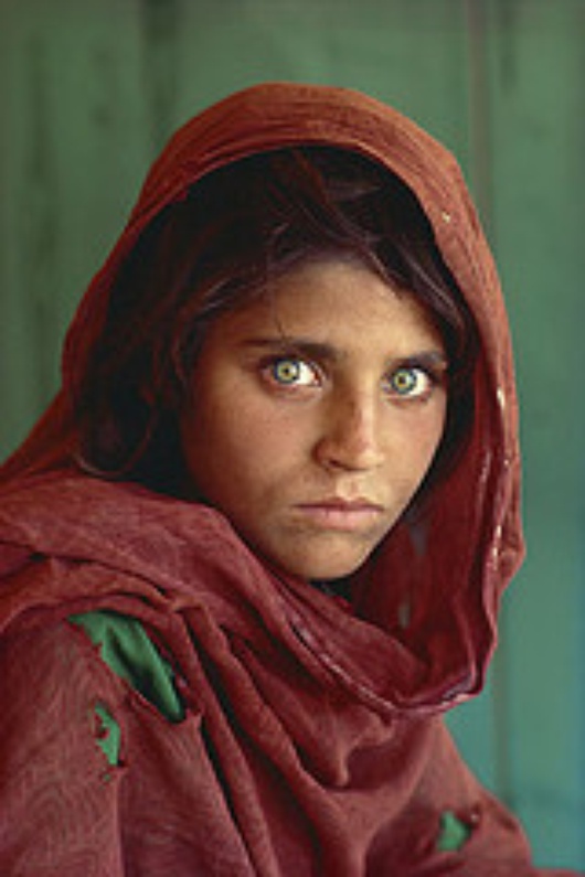 In der westlichen Vorstellung ist Afghanistan ein Land rau, wild aber irgendwie frei und schön - so wie hier auf dem berühmten Bild von Steve McCurry (Credit to: Alvaro Herraiz/Flickr)