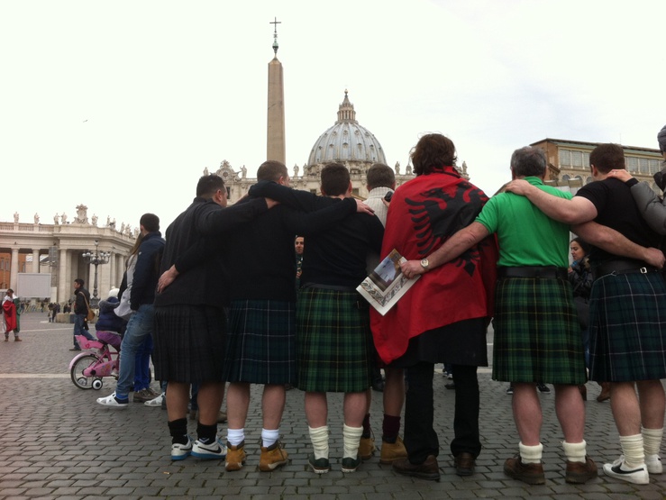 Fedeli, e non, in piazza San Pietro