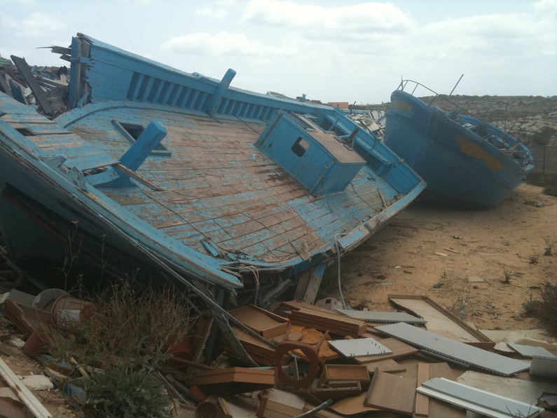 Barconi arenati e distrutti sull'isola di Lampedusa