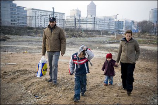 TRAIAN, PAMELA ET LEURS DEUX ENFANT QUITTENT LE BIDONVILLE PAUL BERT A PROXIMITE DE LA PART-DIEU LYON, 01-10 © Bruno Amsellem/Signatures