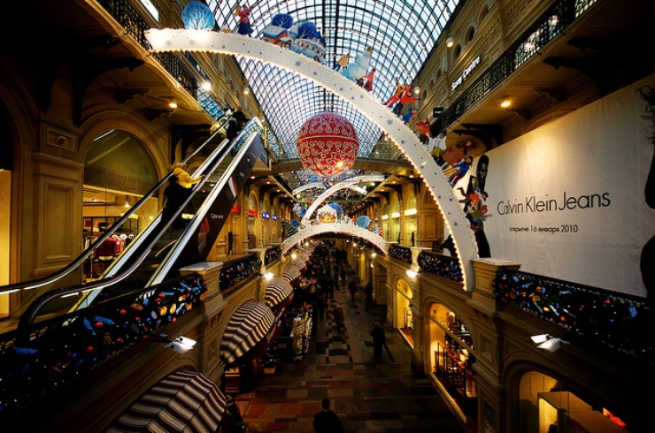 80.000 metri quadrati ripartiti su tre piani: il vecchio edificio del 1890 dove le famiglie sovietiche facevano la fila per procurarsi da mangiare, oggi è diventato un centro commerciale di lusso nel cuore della metropoli.