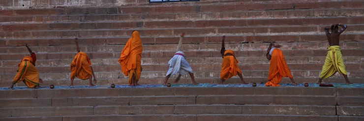 Petit yoga du matin. Beaucoup d'Europénes viennent en Inde pour le yoga et la spiritualité qui en découle.