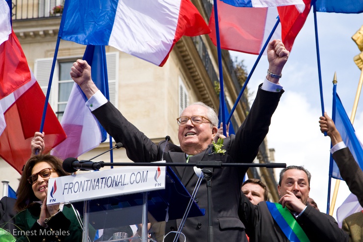 L'ancien leader du Front National, Jean-Marie Le Pen lors d'un meeting en France. La nouvelle direction doit maintenant se méfier des amalgames avec les organisations politiques anciennes et connotées. Quitte à suspendre certains de ses membres...