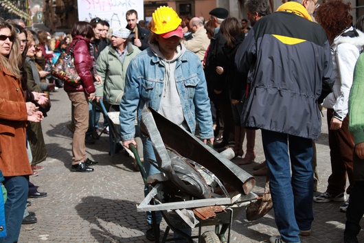 Obiettivo: ripulire la città dalle macerie e denunciare la lentezza della ricostruzione