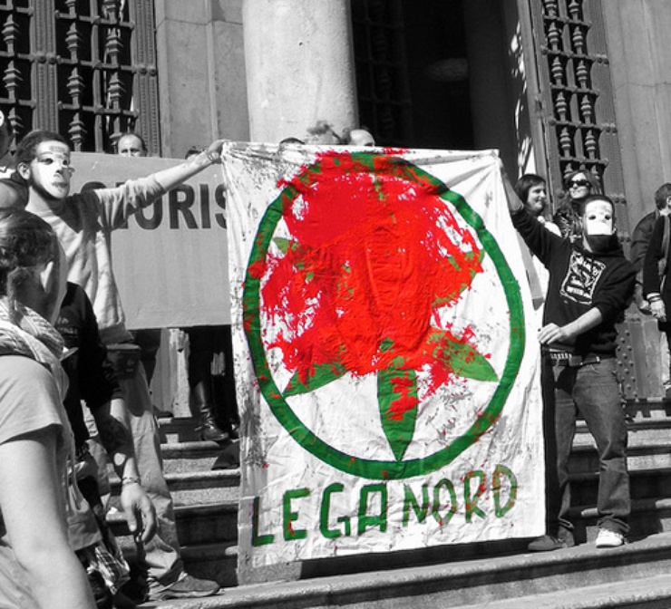 Dans le viseur des participants, le drapeau de la Ligue du Nord, consideré par beaucoup de monde comme le symbole de la xenophobie en Italie