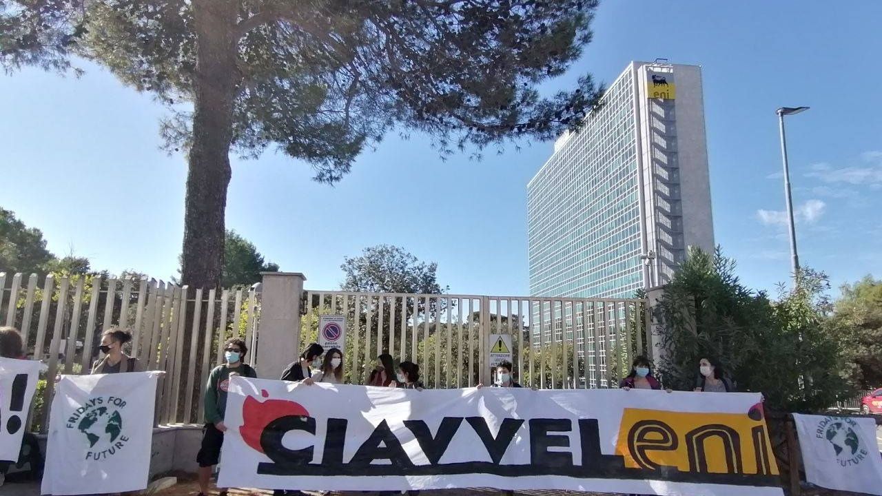 Attivisti e attiviste davanti alla sede romana di ENI,
