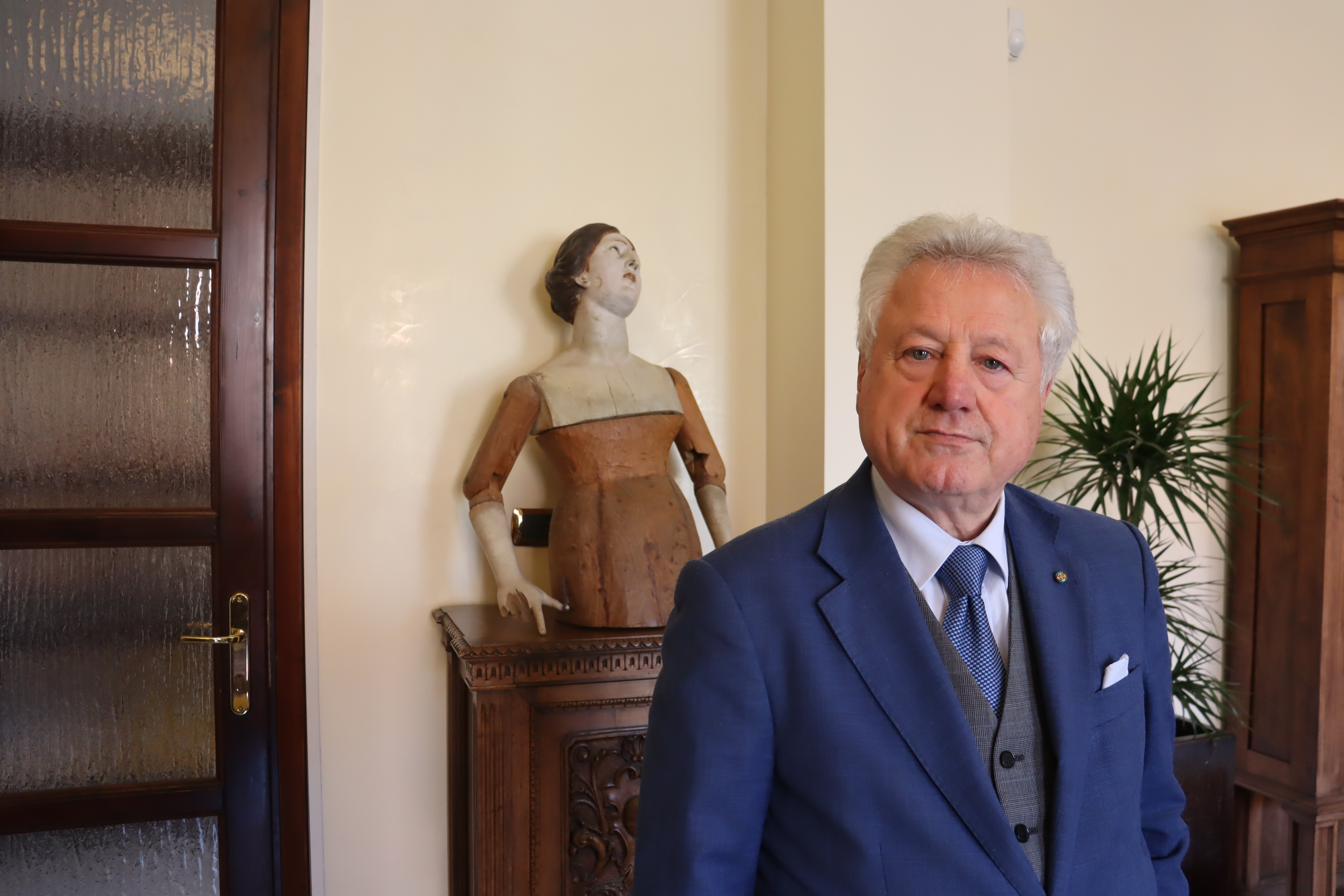 Gaetano Scullino dans son cabinet de maire à Vintimille © Safouane Abdessalem