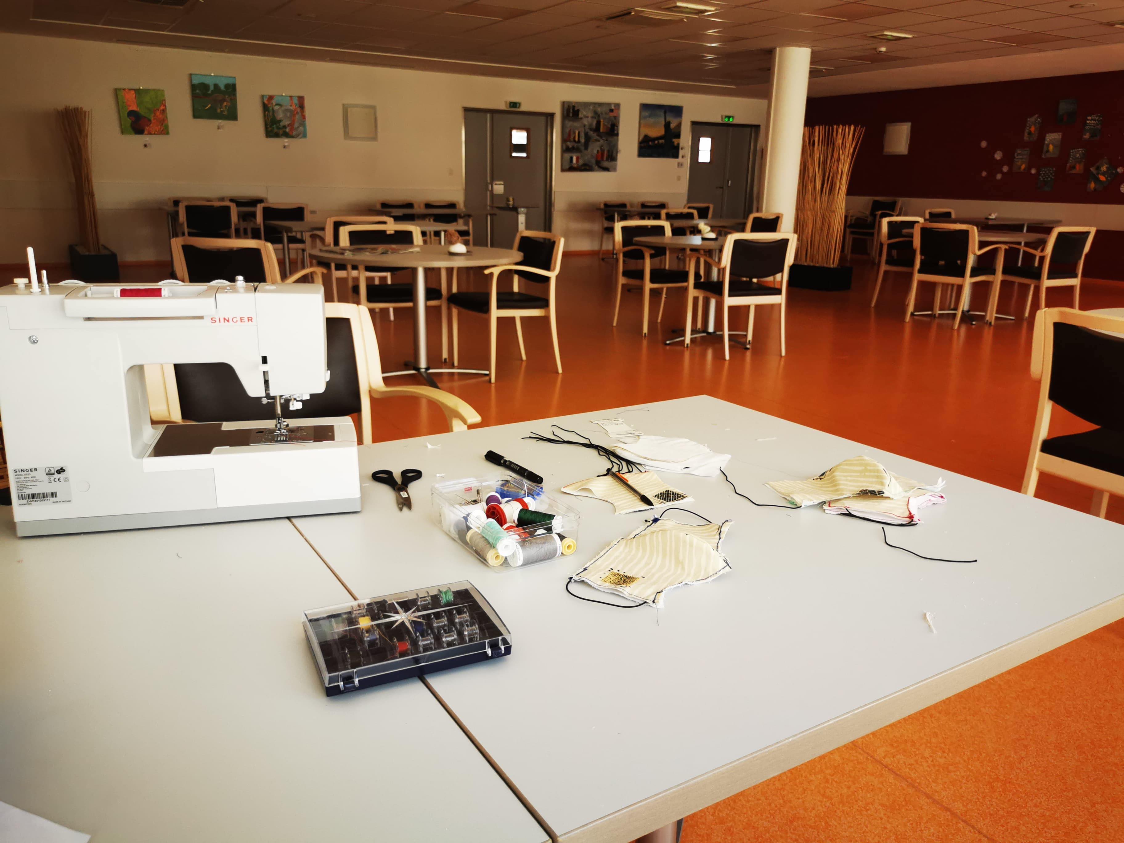 Atelier couture dans le restaurant d'un Ehpad