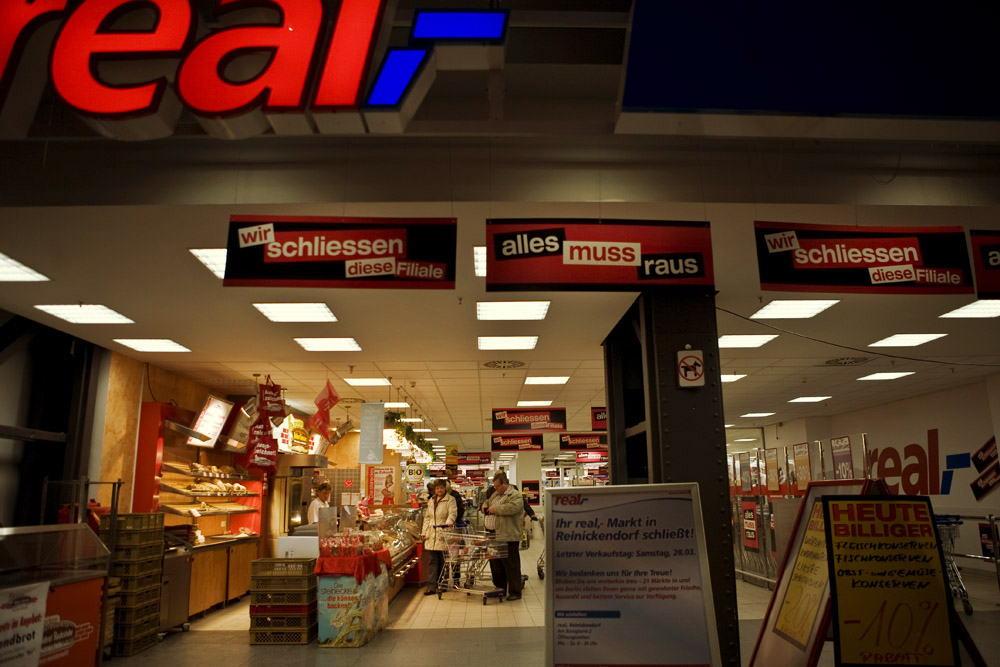 La succursale di un grande supermercato chiude a Berlino Alt Tegel.