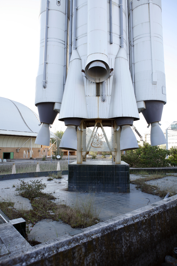 Nave espacial rota, icono del pabellón del Futuro