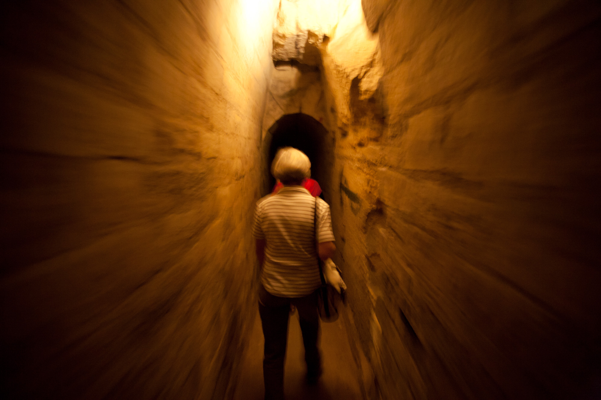 Durchgang in einer zur Besichtigung freigegebenen Galerie im Steinbruch „Carrière des Capucins“
