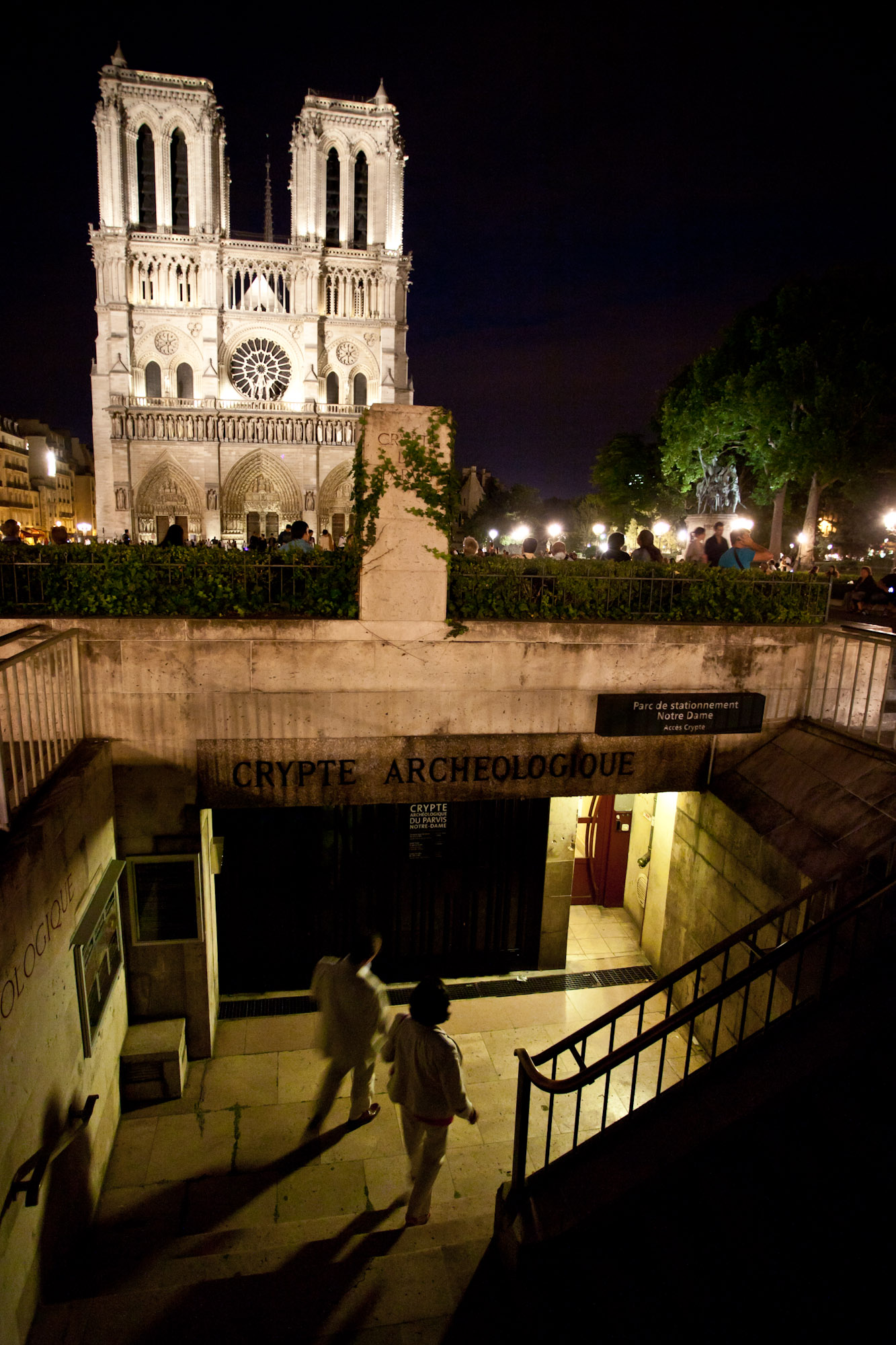 Eingang in die alte Krypta und die Tiefgarage unter dem Vorplatz von Notre Dame