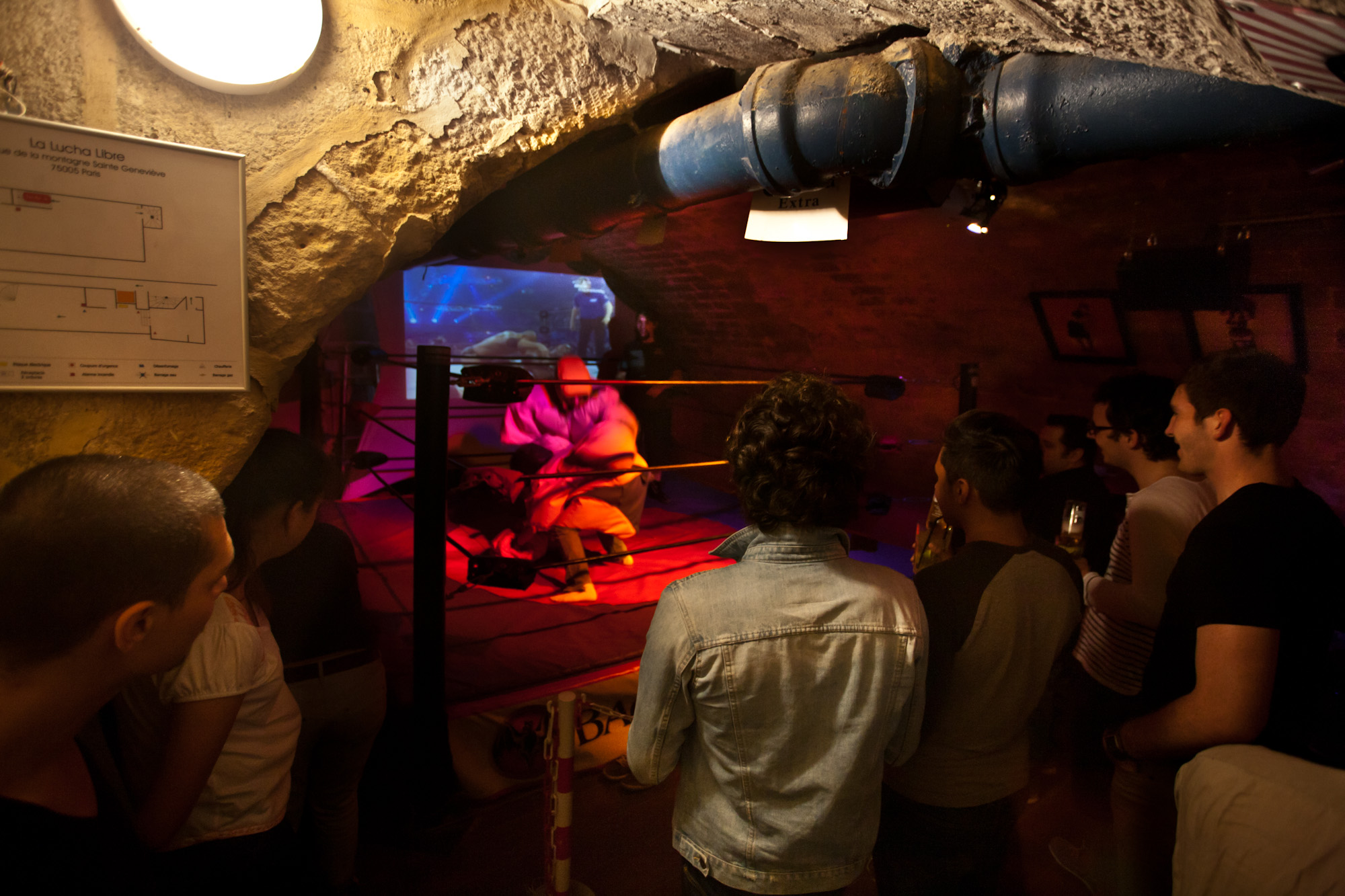 Wrestling im Keller einer Bar