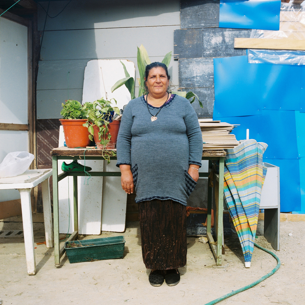 Ana Jimenez prend la pose devant chez elle.