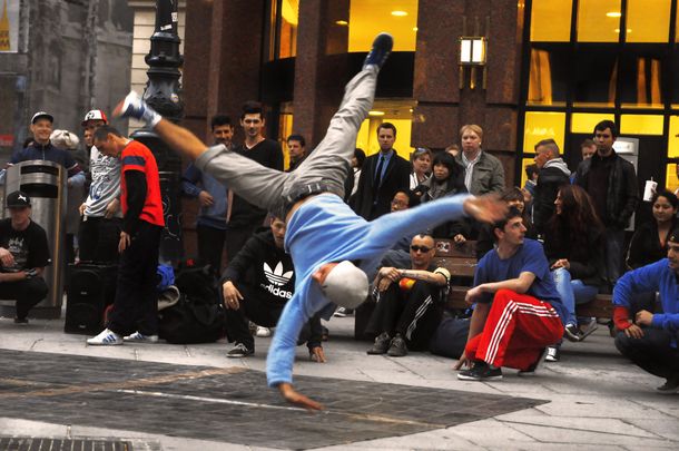 Comme au temps des cathédrales, les danseurs dans la rue