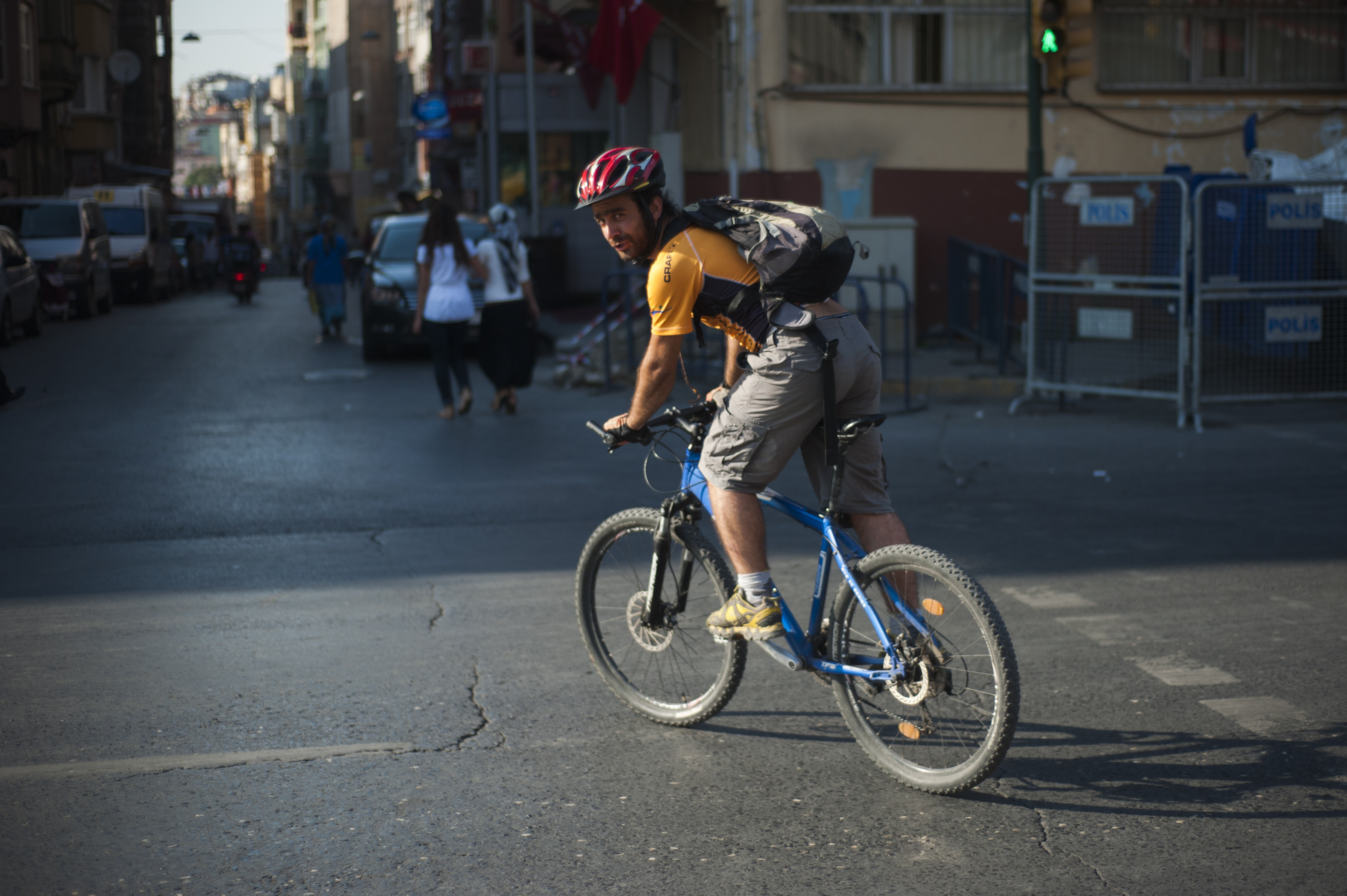 Durukan Dudu, in bicicletta