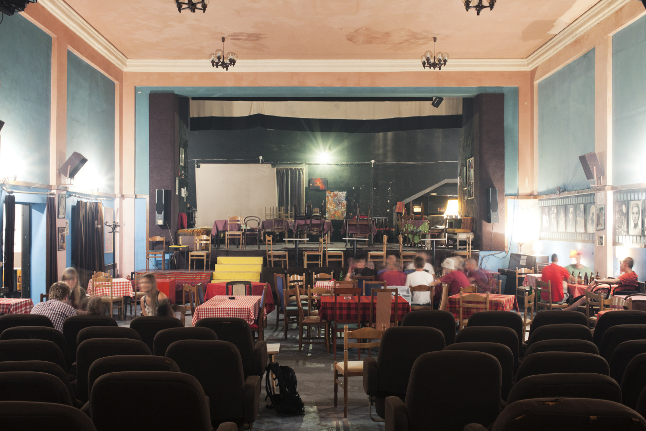 Letzter Walnuss-Rakia im Kino Bosna