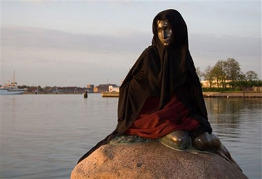 Danimarca : «Strappate il burqa dal viso delle donne!»