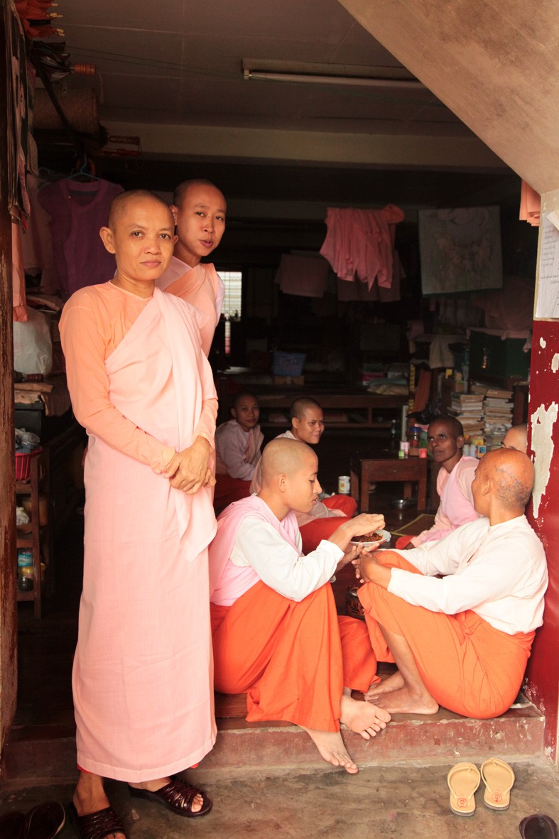 In Burma beten buddhistische Nonnen für ihr Land