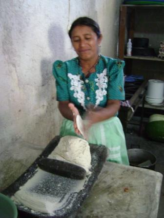 Haciendo tortillas de maíz / ©Carolin Krahn