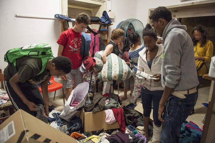 Image for Solidarietà contro i muri d'Europa: le vite sospese dei migranti in Italia
