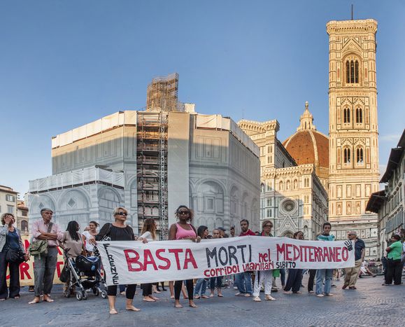 Image for La marcia delle donne e degli uomini scalzi: Firenze marcia coi profughi