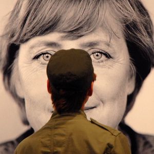 Image for Merkel, la signora del "no" ora corteggia l'Europa