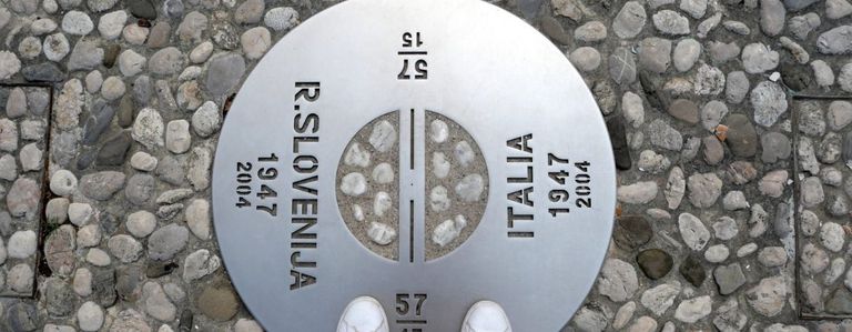 Image for Confini mutevoli tra "noi" e "loro"