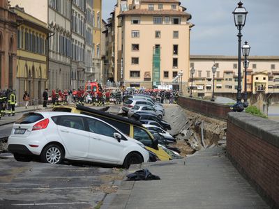 Image for La "voragine" sul Lungarno di Firenze e le ironie sui social 