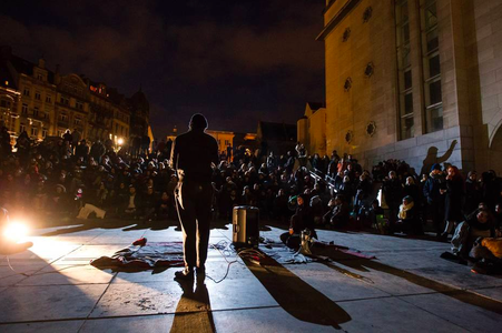 Image for Debout, dans la Nuit de Bruxelles