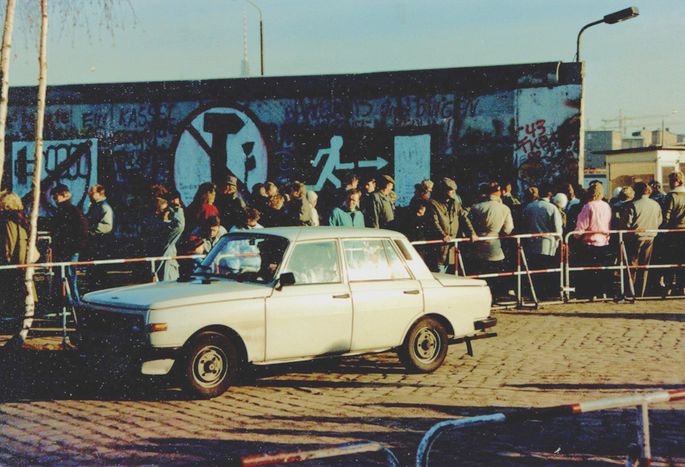 Image for La chute du mur de Berlin, dans le coffre d'une voiture...
