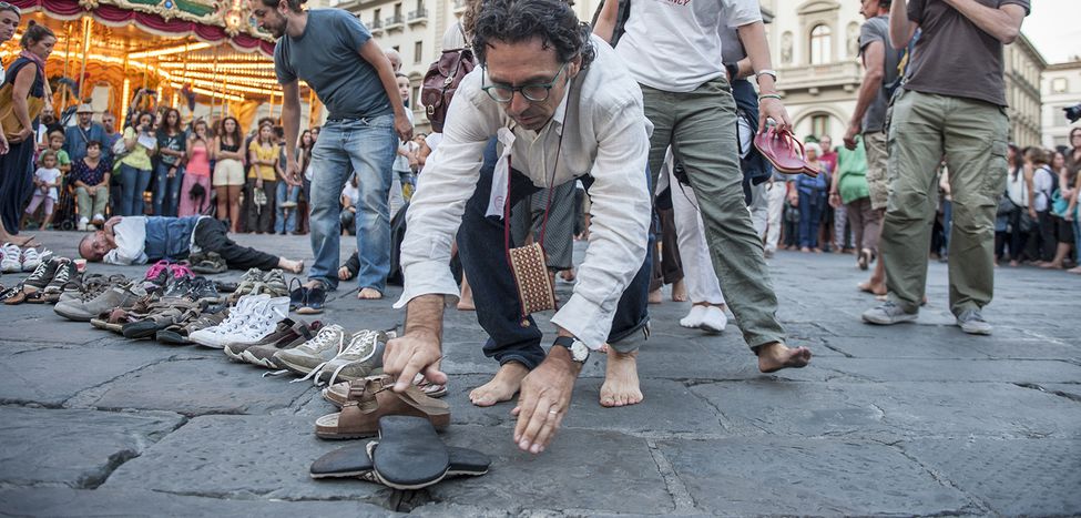Image for La marche des pieds nus : les Italiens défilent pour les réfugiés