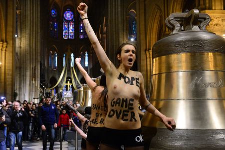 Image for Femen : reportage au saint des seins 