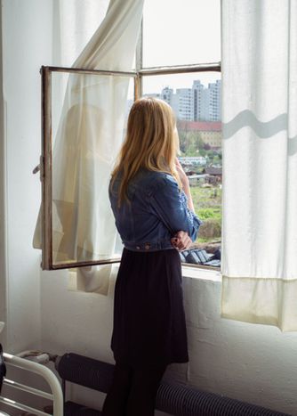 Image for 'second home', retratos para el Día Internacional del Emigrante