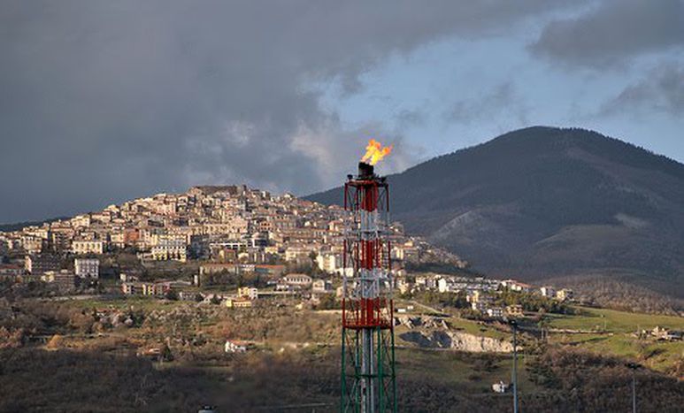 Image for I paradossi dell'affare petrolifero lucano: «Teste lucide, cuori grandi, piedi pigri»
