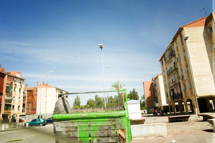 Image for Las Tres Mil: Sevillas schöner Schandfleck
