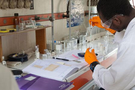 Image for Continua la saga para legislar los endocrinos afectados