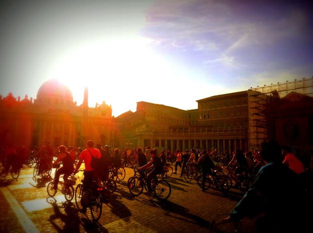 Image for Les cyclistes à Rome : entre cyclofficines et masse critique