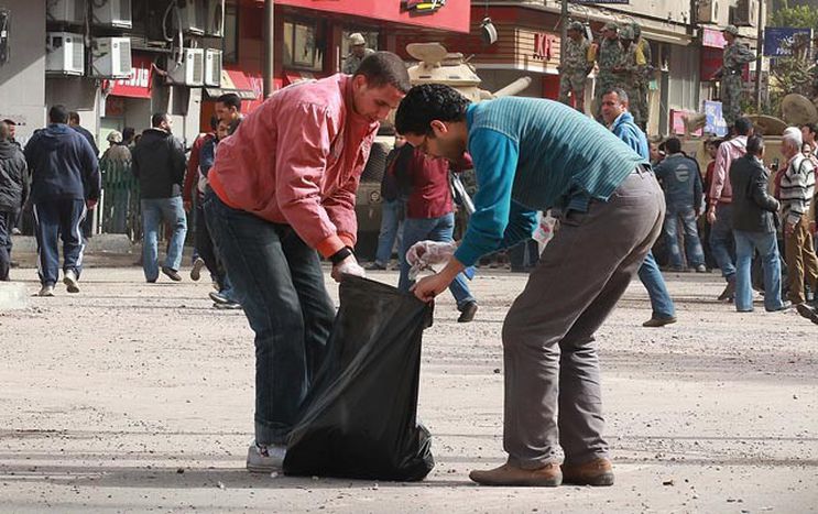 Image for Au Caire, la révolution passe aussi par les balais